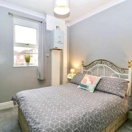 Homely 4 Bedroom Large House Inc Free Parking - Great Location - Fast Wifi - Smart Tv - Sleeps Up To 7! Close To Bournemouth & Poole Town Centre & Sandbanks Eksteriør billede