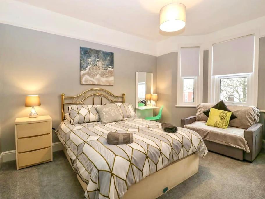 Homely 4 Bedroom Large House Inc Free Parking - Great Location - Fast Wifi - Smart Tv - Sleeps Up To 7! Close To Bournemouth & Poole Town Centre & Sandbanks Eksteriør billede