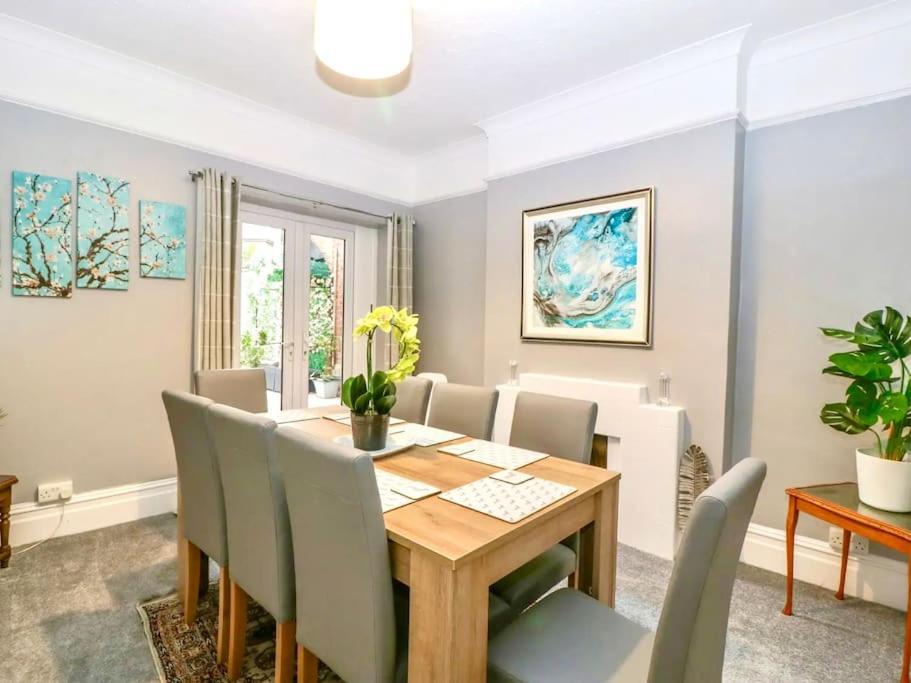 Homely 4 Bedroom Large House Inc Free Parking - Great Location - Fast Wifi - Smart Tv - Sleeps Up To 7! Close To Bournemouth & Poole Town Centre & Sandbanks Eksteriør billede