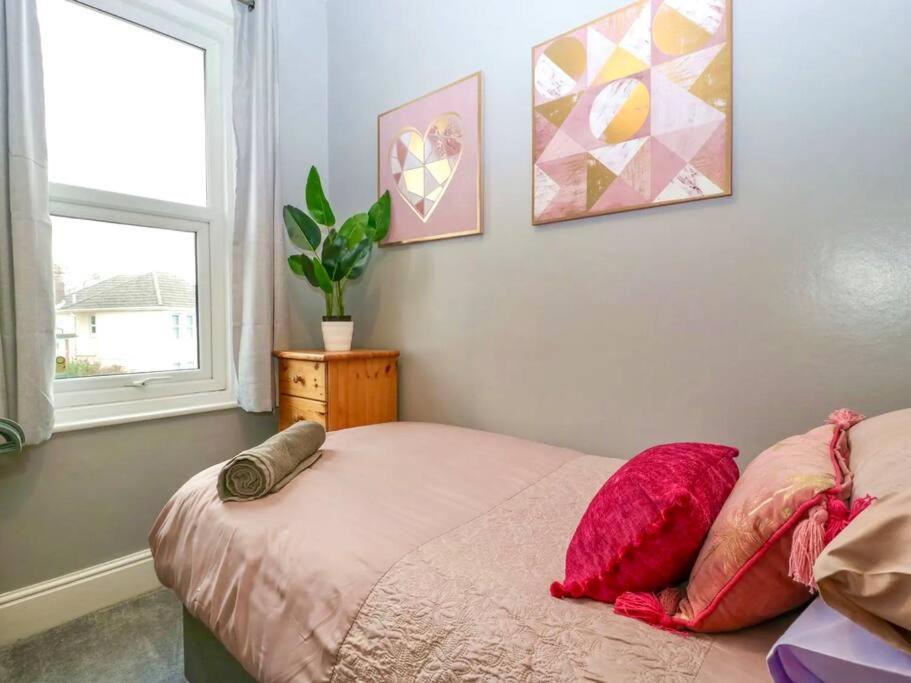 Homely 4 Bedroom Large House Inc Free Parking - Great Location - Fast Wifi - Smart Tv - Sleeps Up To 7! Close To Bournemouth & Poole Town Centre & Sandbanks Eksteriør billede
