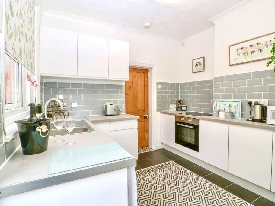 Homely 4 Bedroom Large House Inc Free Parking - Great Location - Fast Wifi - Smart Tv - Sleeps Up To 7! Close To Bournemouth & Poole Town Centre & Sandbanks Eksteriør billede
