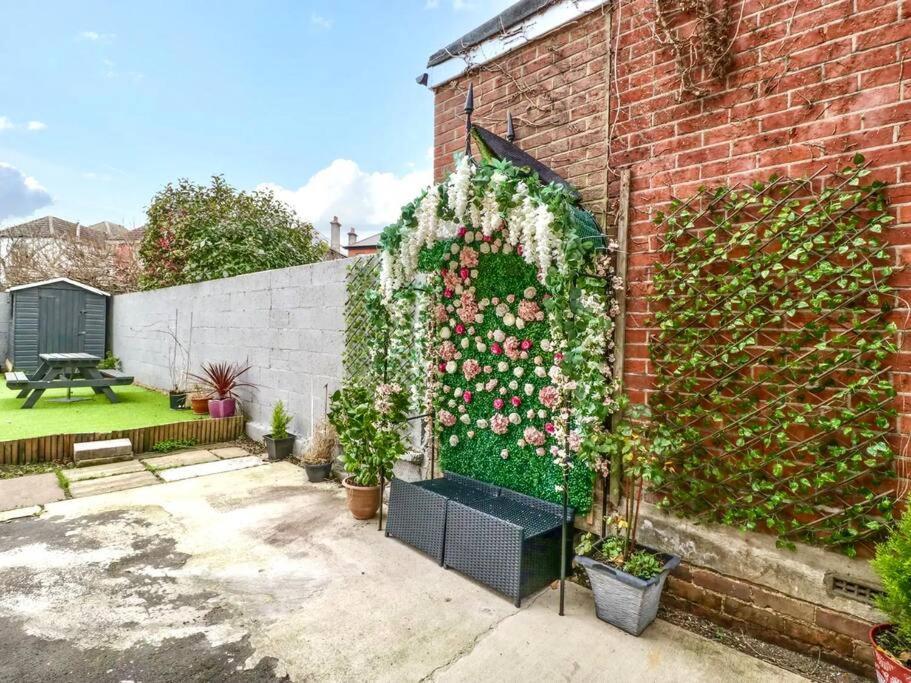 Homely 4 Bedroom Large House Inc Free Parking - Great Location - Fast Wifi - Smart Tv - Sleeps Up To 7! Close To Bournemouth & Poole Town Centre & Sandbanks Eksteriør billede