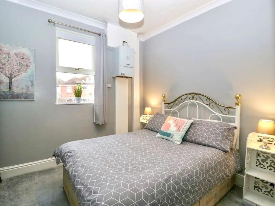 Homely 4 Bedroom Large House Inc Free Parking - Great Location - Fast Wifi - Smart Tv - Sleeps Up To 7! Close To Bournemouth & Poole Town Centre & Sandbanks Eksteriør billede