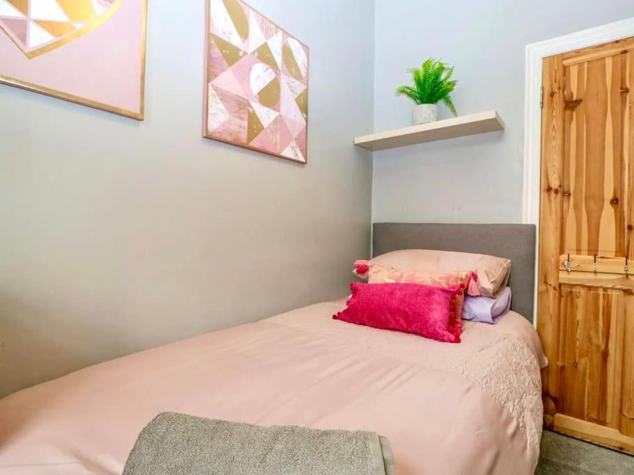 Homely 4 Bedroom Large House Inc Free Parking - Great Location - Fast Wifi - Smart Tv - Sleeps Up To 7! Close To Bournemouth & Poole Town Centre & Sandbanks Eksteriør billede