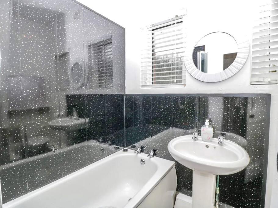 Homely 4 Bedroom Large House Inc Free Parking - Great Location - Fast Wifi - Smart Tv - Sleeps Up To 7! Close To Bournemouth & Poole Town Centre & Sandbanks Eksteriør billede