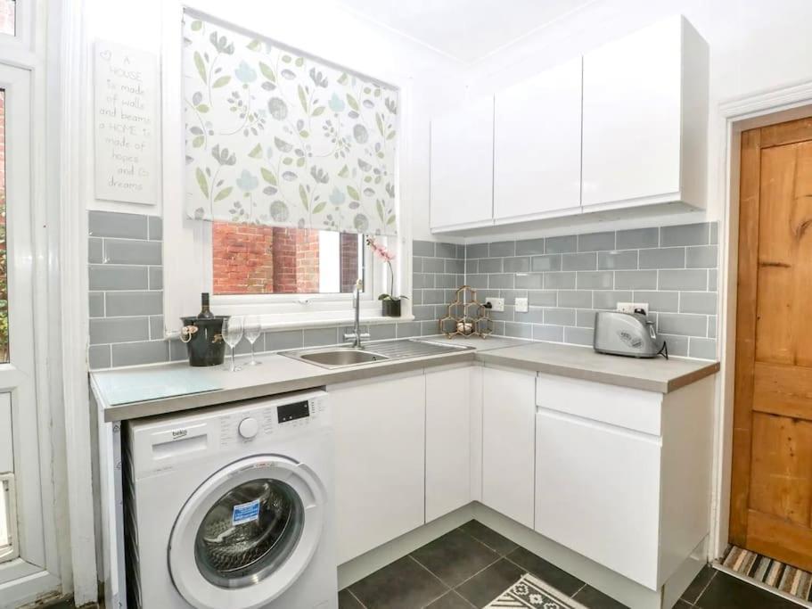 Homely 4 Bedroom Large House Inc Free Parking - Great Location - Fast Wifi - Smart Tv - Sleeps Up To 7! Close To Bournemouth & Poole Town Centre & Sandbanks Eksteriør billede