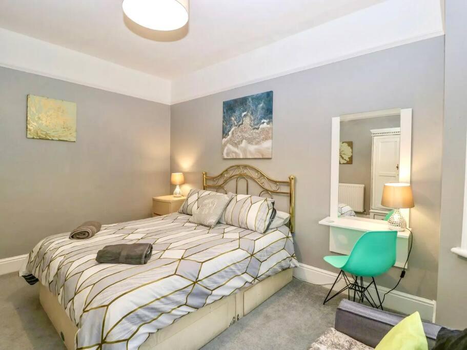 Homely 4 Bedroom Large House Inc Free Parking - Great Location - Fast Wifi - Smart Tv - Sleeps Up To 7! Close To Bournemouth & Poole Town Centre & Sandbanks Eksteriør billede