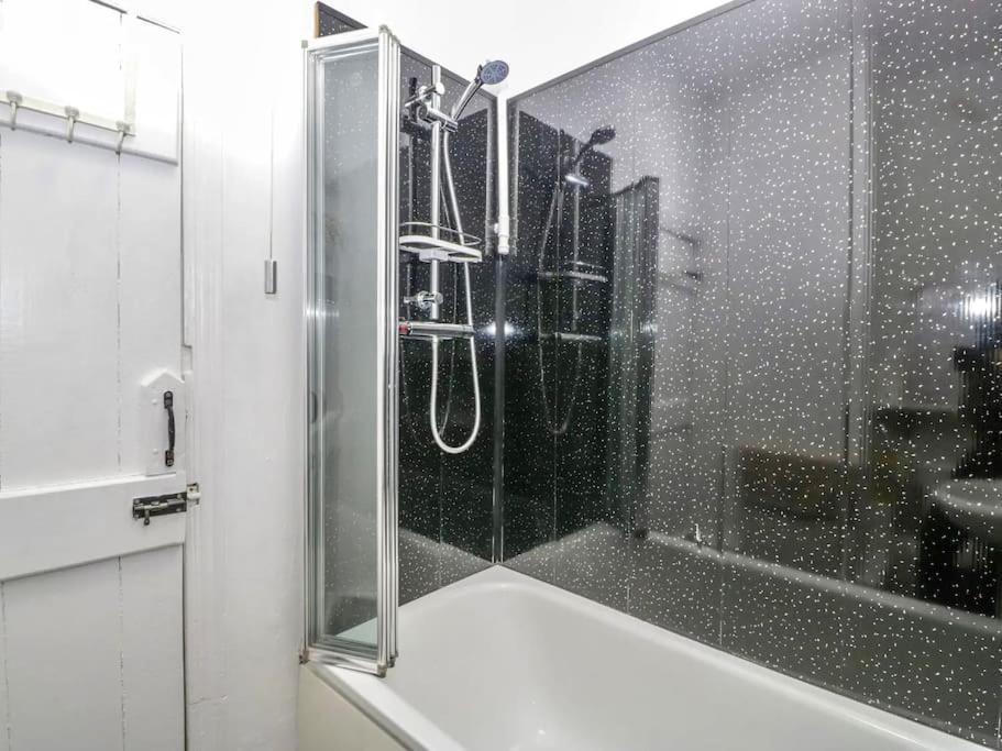 Homely 4 Bedroom Large House Inc Free Parking - Great Location - Fast Wifi - Smart Tv - Sleeps Up To 7! Close To Bournemouth & Poole Town Centre & Sandbanks Eksteriør billede